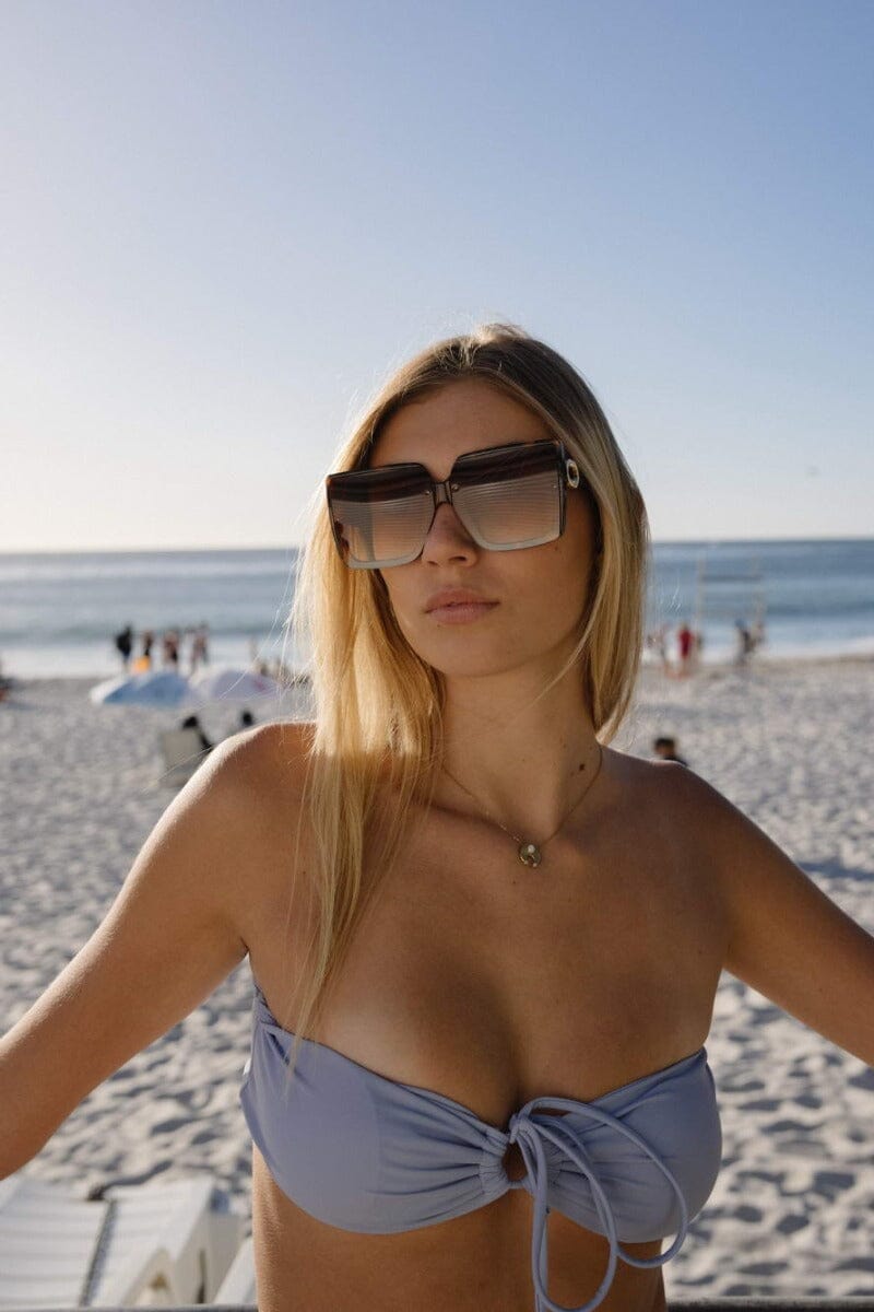BIg retro sunglasses. UV400 protected. Large frames. Acetate material. Gold detail on the sides.